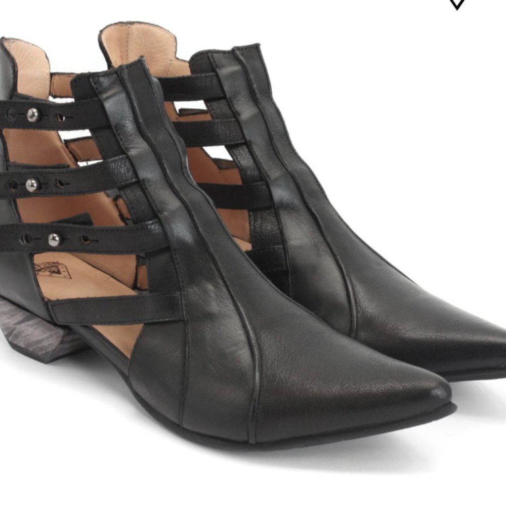 John Fluevog Truth Bekkie Black 7 gothic strappy witchy pointy shoes Pre-owned